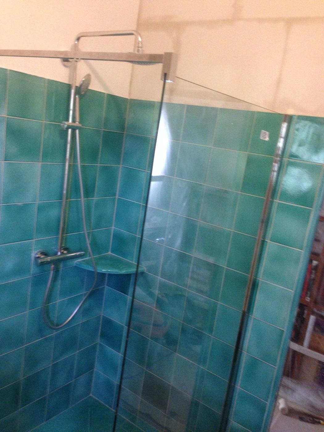 Colonne de douche thermostatique avec ciel de pluie sur faïence turquoise
