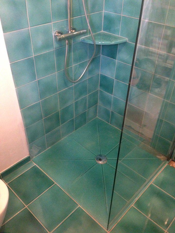 Receveur de douche carrelé sur mesure en pente vers une bonde centrale