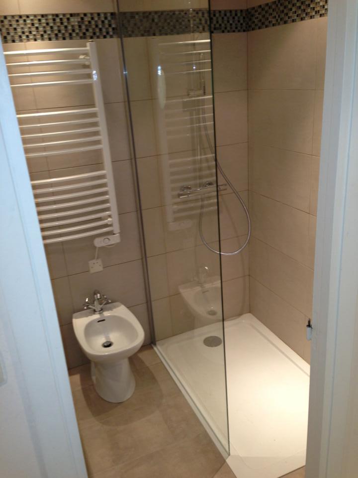 Petite salle d'eau : receveur extra-plat, paroi vitrée, bidet et sèche-serviettes